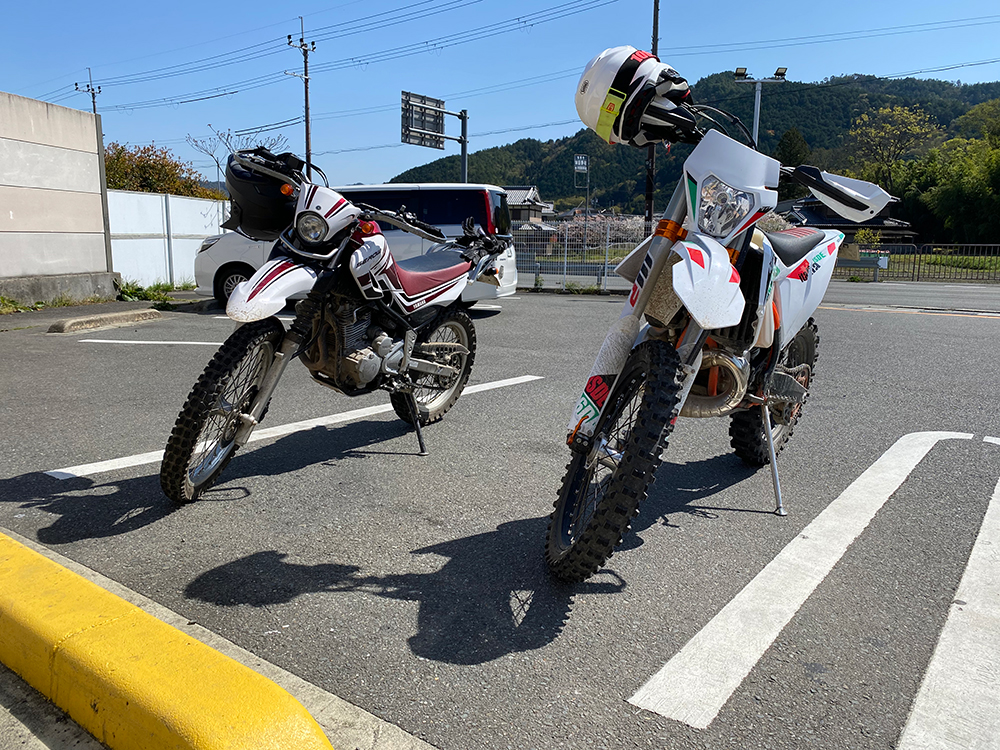 KTM 300 EXC TPI SIX DAYSとセロー250